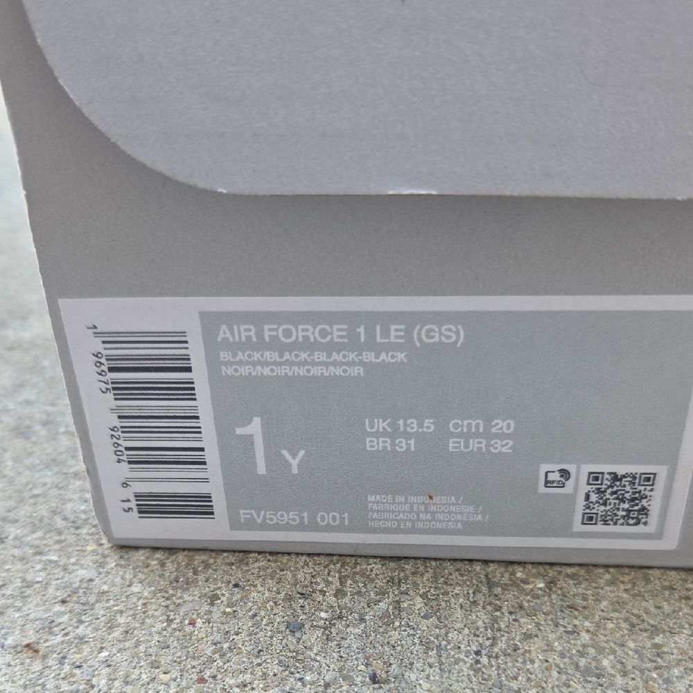 Nike Air Force 1 LE Black Sneakers With White Laces - Picture 2 of 7